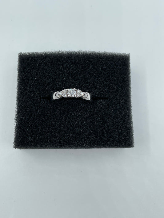 9ct Diamond Solitaire Ring With Shoulder Accents TDW 0.23ct